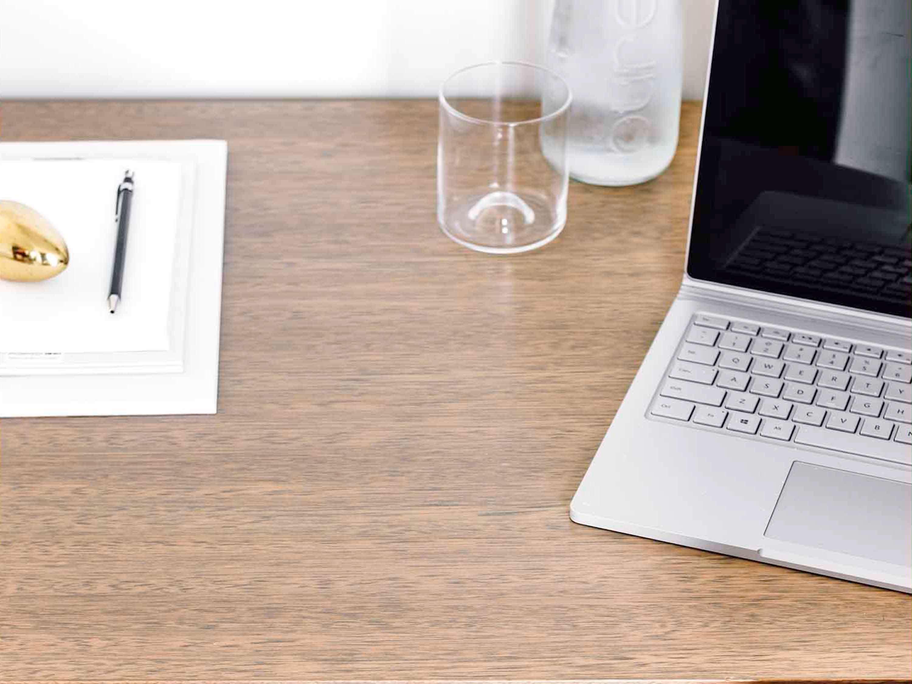 The Como Melbourne Exterior foto A desk with a laptop and a notebook
