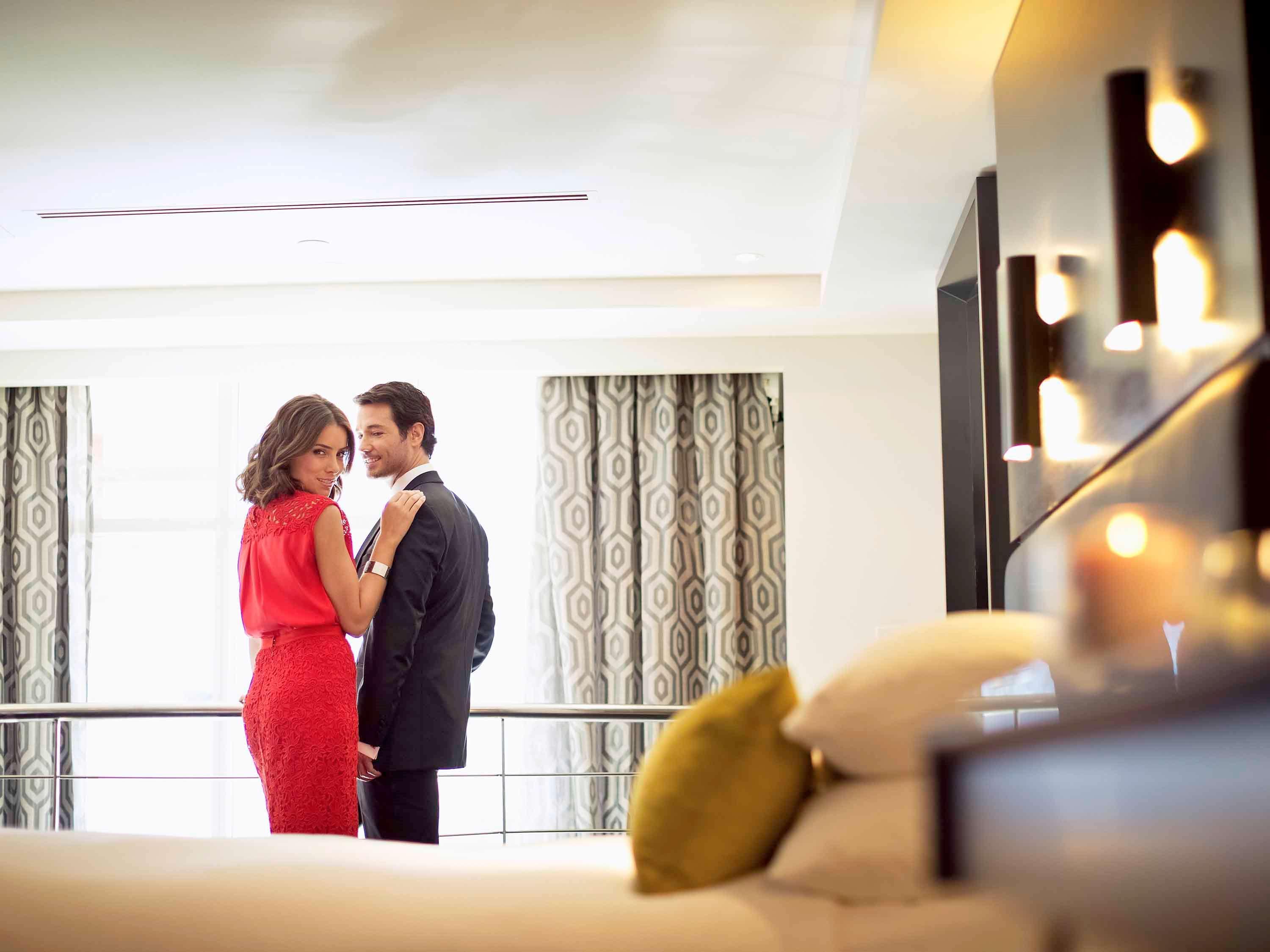 The Como Melbourne Exterior foto A couple in a hotel room