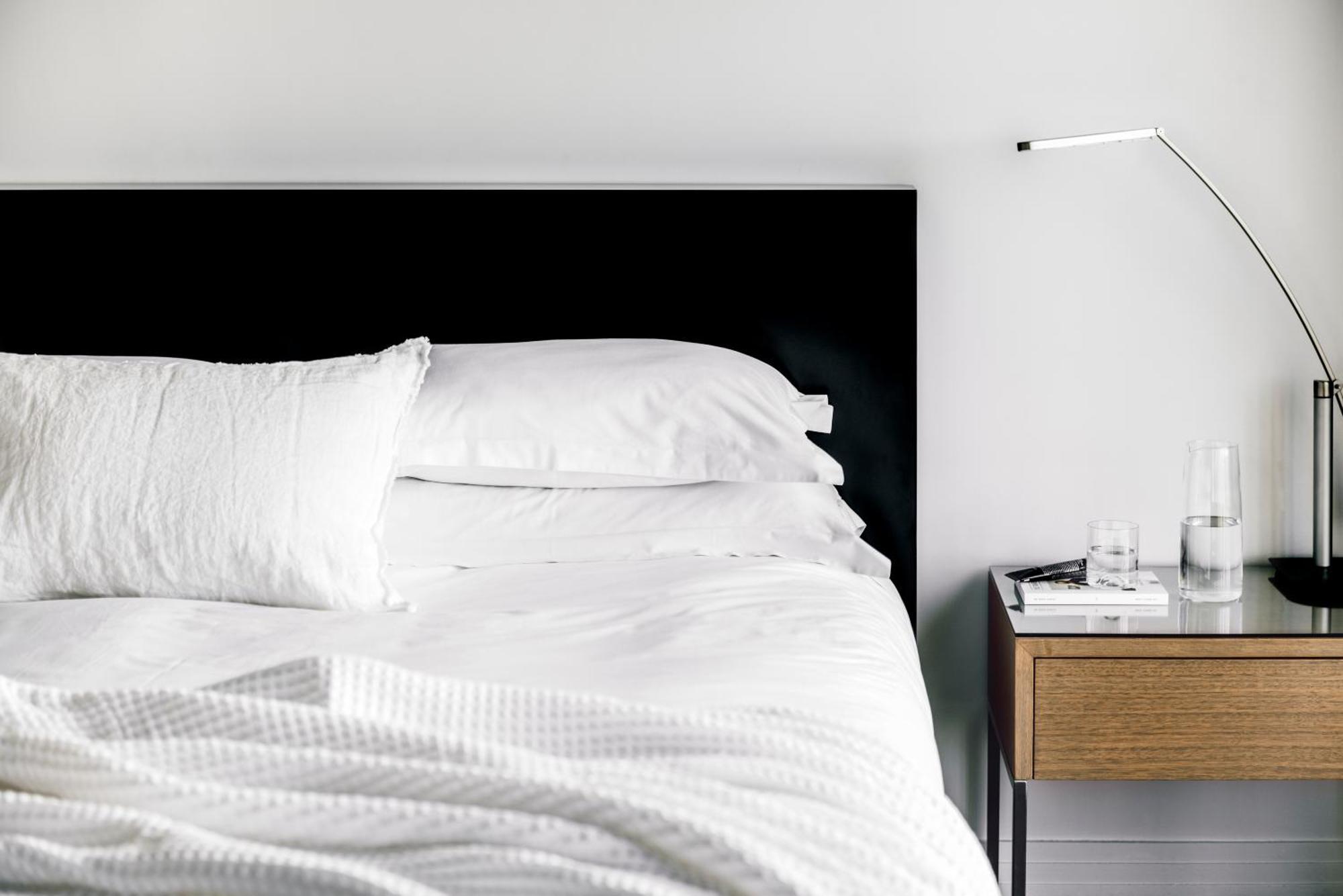 The Como Melbourne Exterior foto A bed with a black headboard
