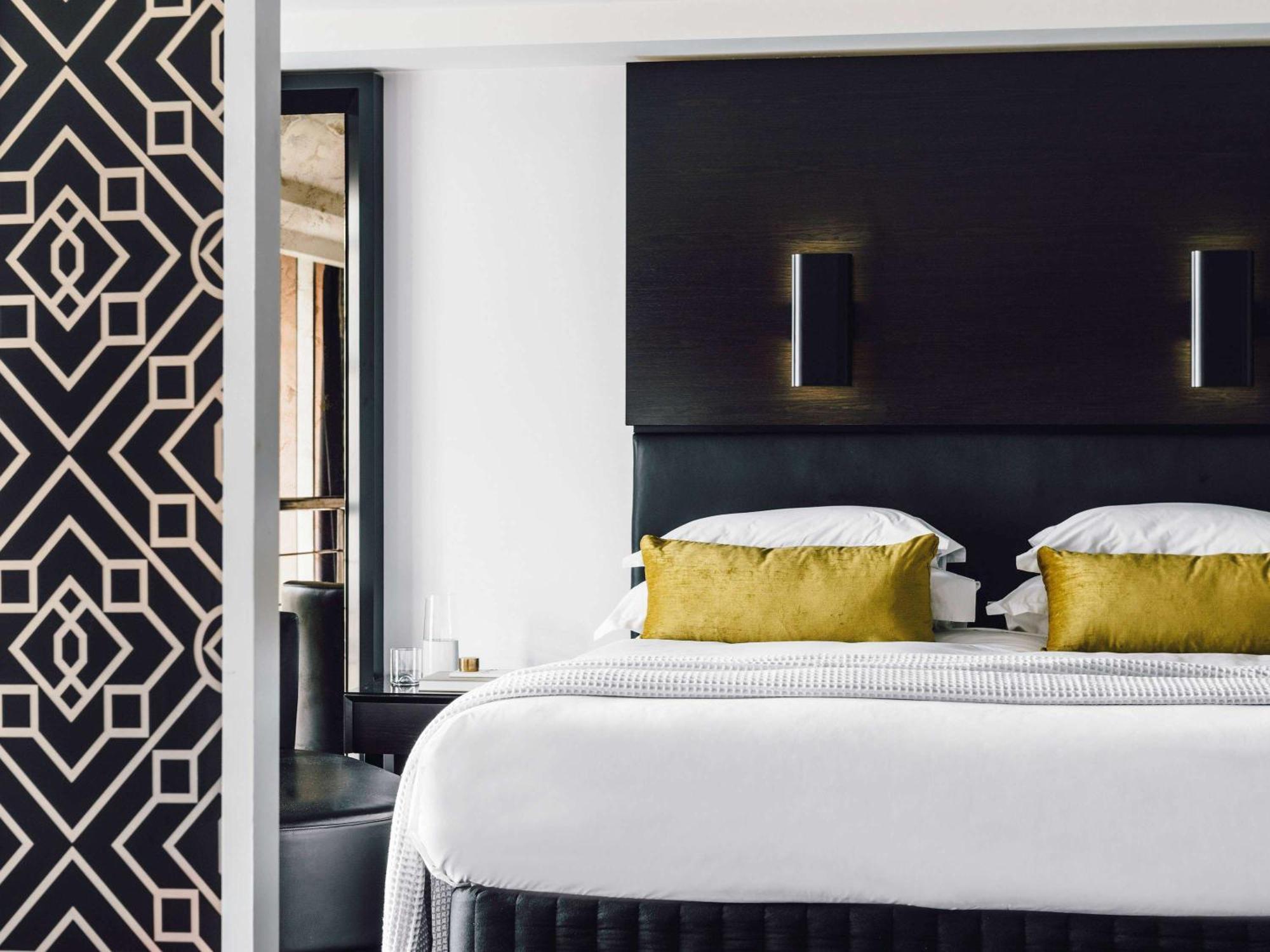The Como Melbourne Exterior foto A bedroom at the hotel