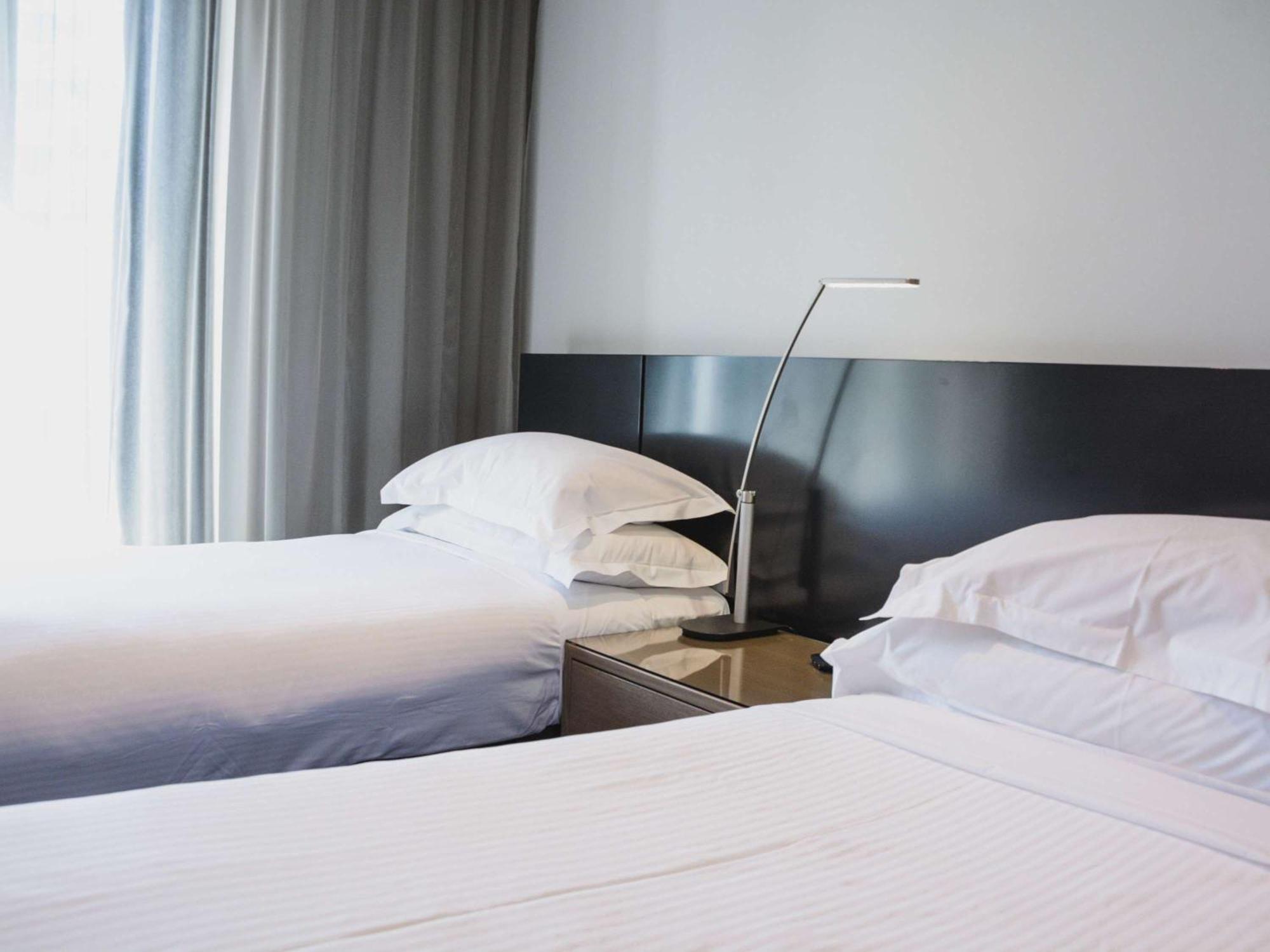 The Como Melbourne Exterior foto A lamp on a bedside table